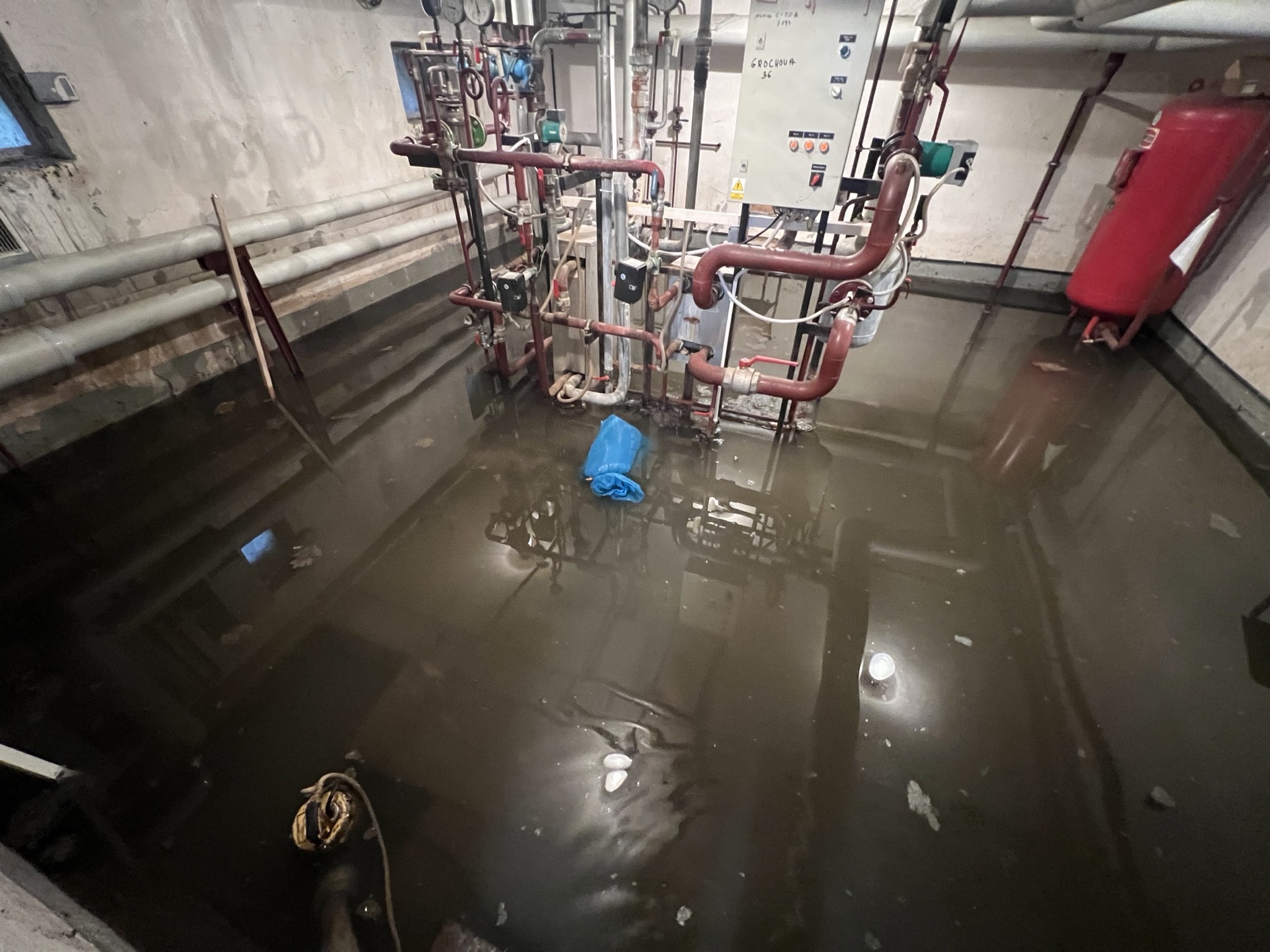 Zalana piwnica techniczna po awarii kanalizacji w budynku we Wrocławiu